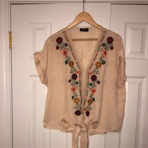 VICI COLLECTION  Embroidered Flower Top